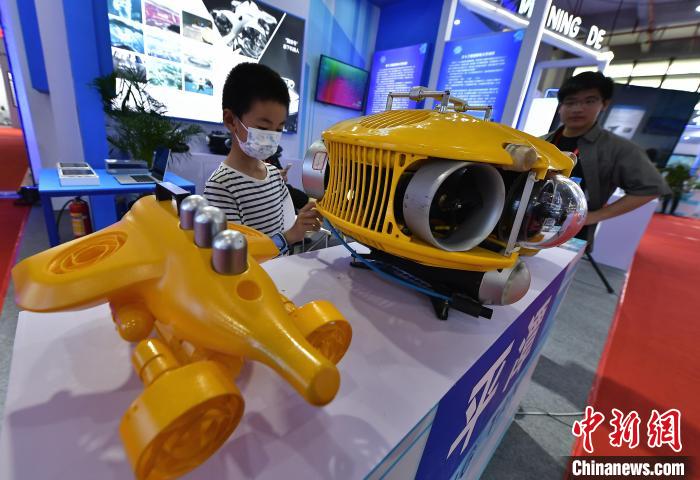 圖為展館內水下機器人設備吸引參觀者?！埍?攝
