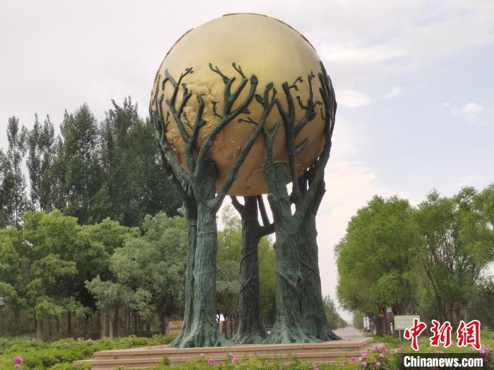 圖為庫(kù)布其沙漠中的雕塑?！±類?ài)平 攝