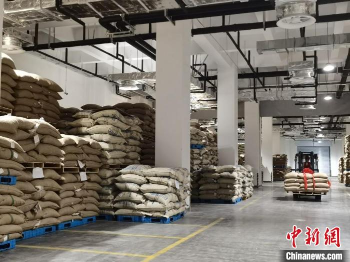 國內(nèi)首個(gè)專業(yè)化、標(biāo)準(zhǔn)化的咖啡交易分撥中心——亞太咖啡生豆分撥中心啟用，可儲(chǔ)存咖啡生豆5萬噸?！＄娚?攝