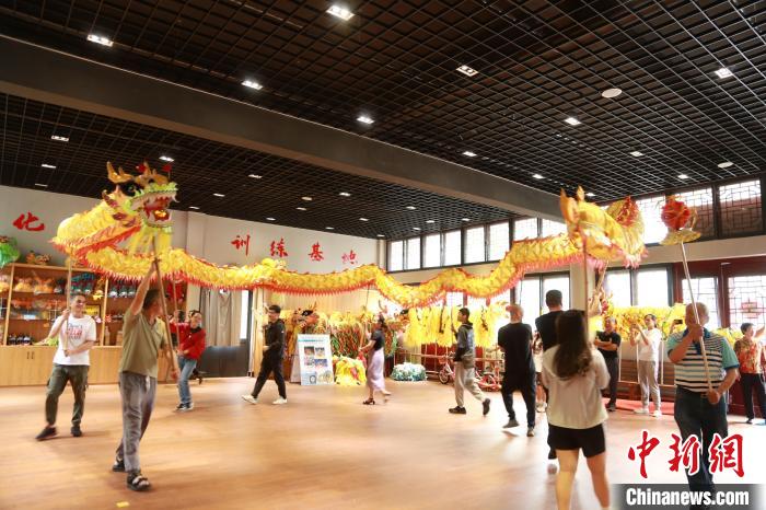 臺(tái)胞臺(tái)屬體驗(yàn)舞龍。　周蔚娜供圖