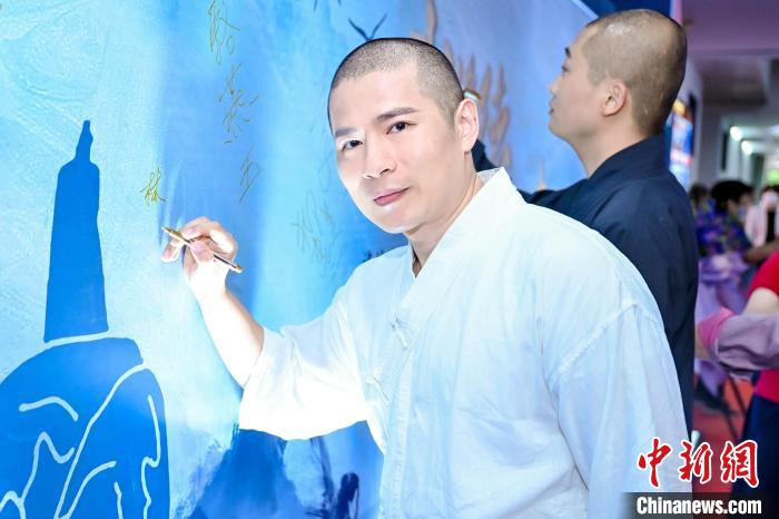 臺灣釋門少林功夫團團長林勝杰參加6月18日舉行的海峽兩岸青少年新媒體論壇之武術(shù)論壇?！＄娦?攝