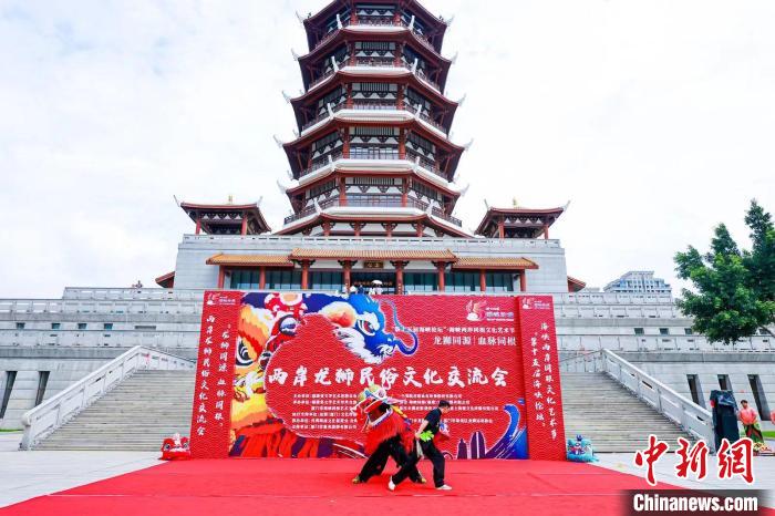 龍獅元素與民間武術(shù)相結(jié)合，變成了一項極具民族特色的民俗運動項目?！＄娦?攝