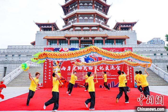 第十五屆海峽論壇·海峽同根文化藝術(shù)節(jié)之兩岸龍獅民俗文化交流會在廈門集美新地標(biāo)集美塔拉開帷幕。　鐘欣 攝