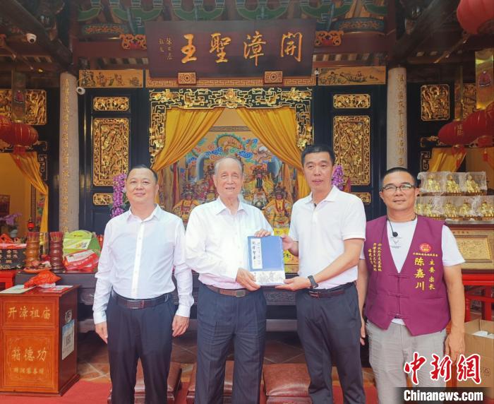 臺(tái)灣中華民族發(fā)展基金會(huì)董事長(zhǎng)、臺(tái)灣?；鶗?huì)前董事長(zhǎng)林中森(左二)在云霄燕翼宮合影留念?！×握涿?攝