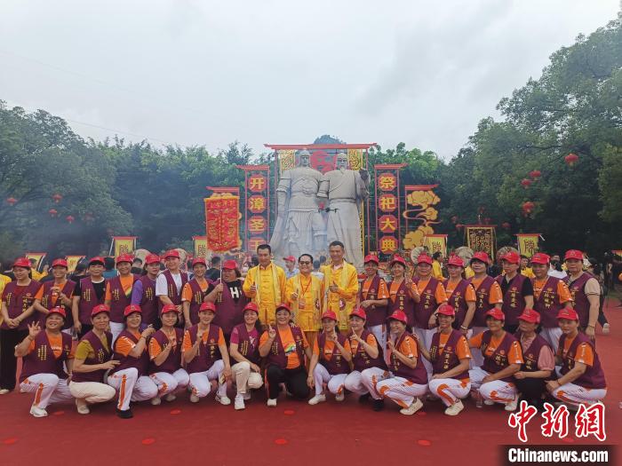 兩岸同胞齊聚將軍山下，共祭開漳圣王，并合影留念?！×握涿?攝