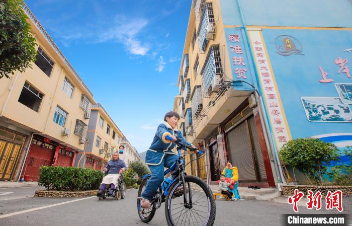 溪邳村一角?！菓c堂 攝