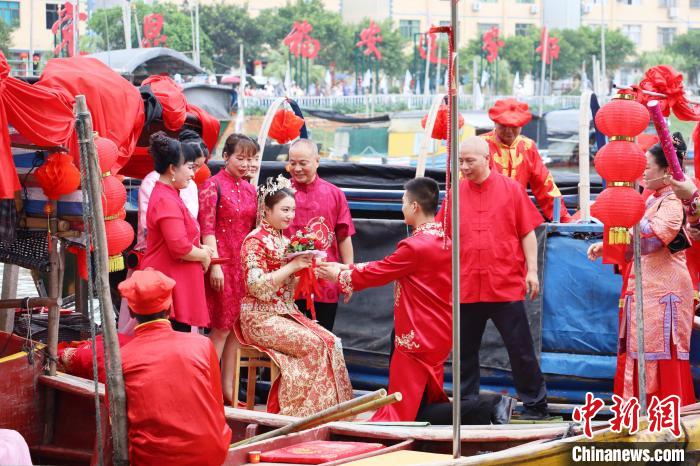 連家船民婚俗秀之迎親禮和成親禮?！×珠派?攝