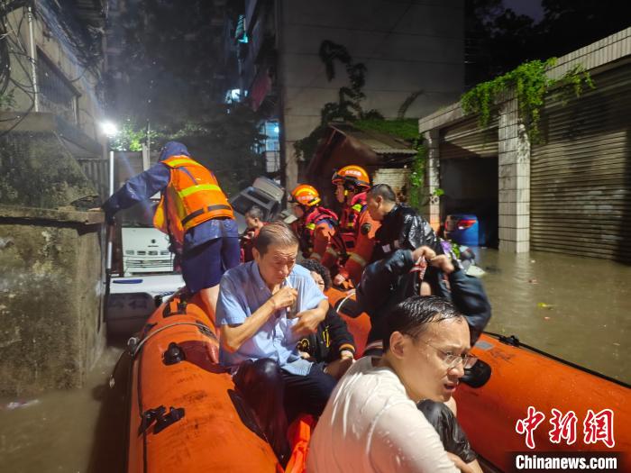 圖為消防員轉(zhuǎn)移被困人員。　貴陽(yáng)市消防救援支隊(duì)供圖