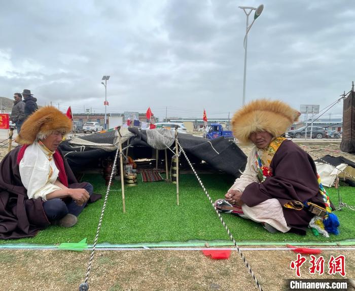 圖為黑帳篷制作比賽現(xiàn)場?！∷骼识嘟?攝