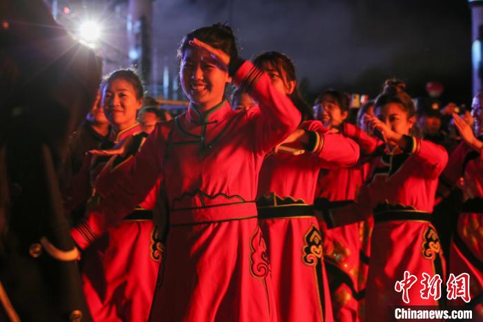 圖為鄂倫春族民眾圍著篝火跳起歡快的舞蹈。　楊亞東 攝