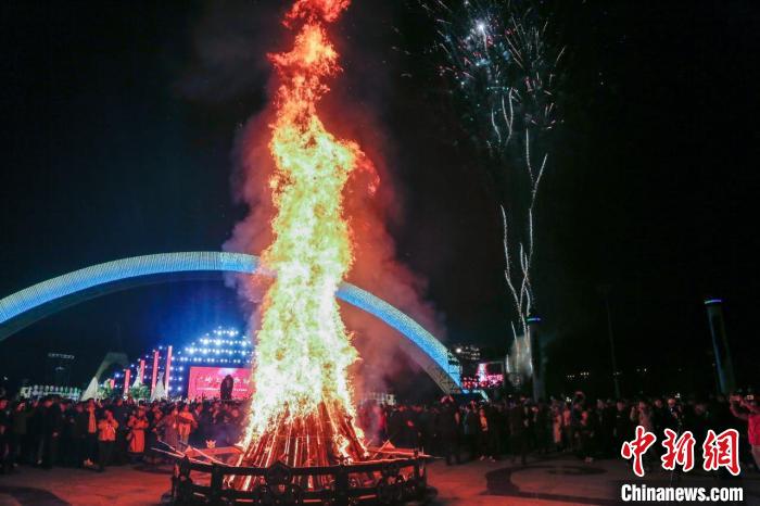 圖為第三十三屆鄂倫春族篝火節(jié)開幕式現(xiàn)場?！顏問| 攝