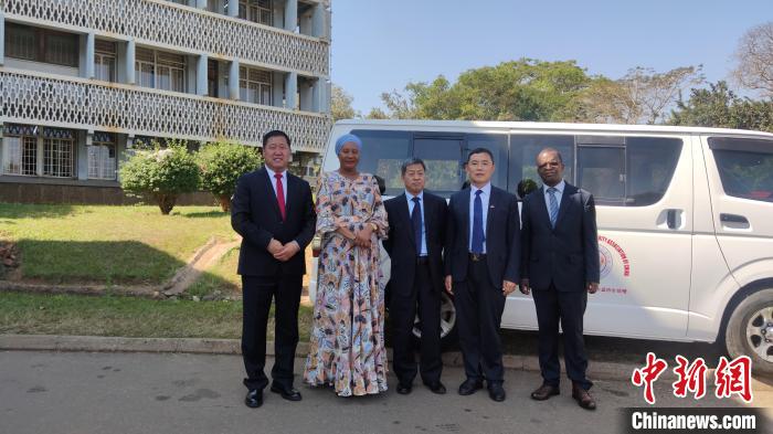 捐贈儀式現(xiàn)場。　受訪者供圖