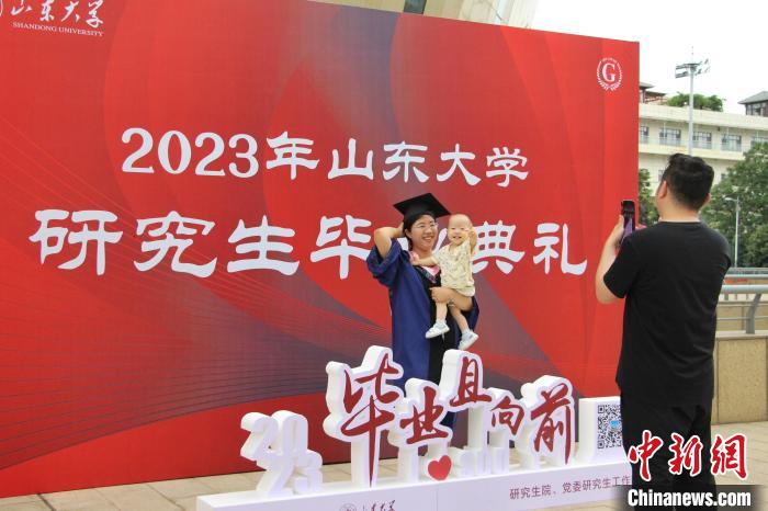 畢業(yè)生在校園內(nèi)與家人合影?！≮w曉 攝