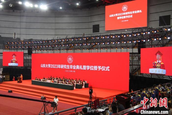 山東大學(xué)校長、中國工程院院士李術(shù)才在典禮上講話。　趙曉 攝