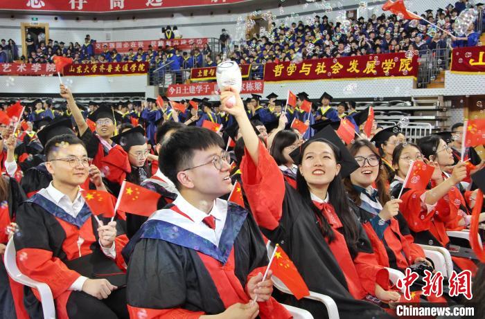 畢業(yè)生在現(xiàn)場慶祝畢業(yè)。　趙曉 攝