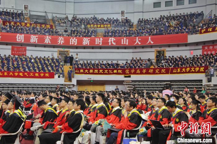 畢業(yè)典禮現(xiàn)場?！≮w曉 攝