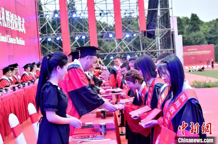 成都中醫(yī)藥大學(xué)舉行2023屆學(xué)生畢業(yè)典禮暨授位儀式?！〕啥贾嗅t(yī)藥大學(xué)供圖