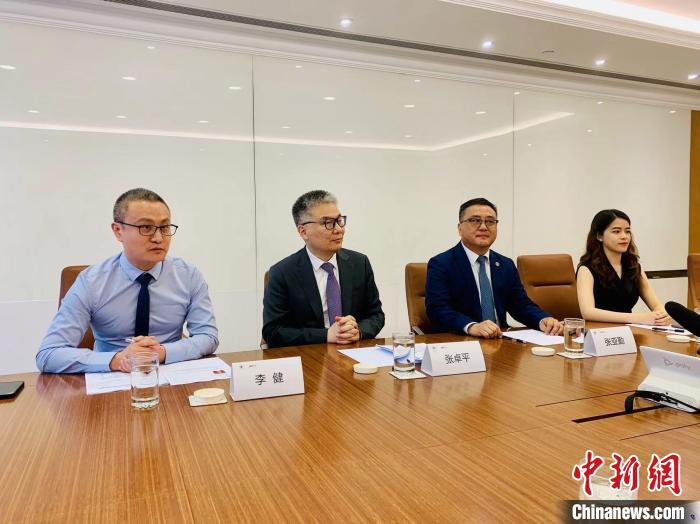 太古(中國(guó))有限公司主席張卓平(左二)介紹計(jì)劃內(nèi)容?！〈餍H 攝