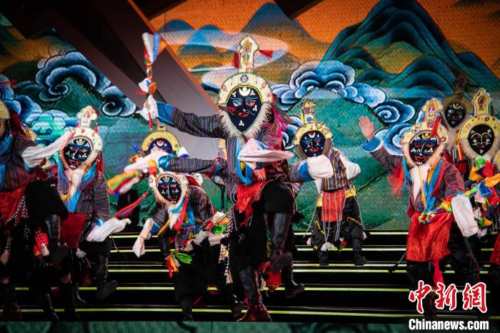 圖為文藝表演現(xiàn)場?！〉┰龈峦?攝