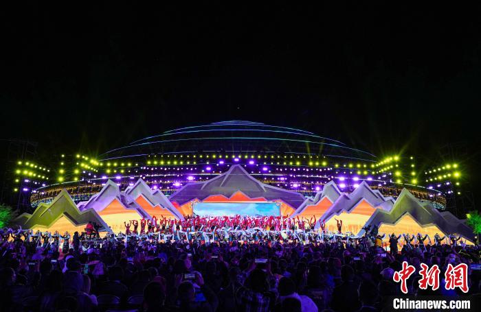 圖為開幕式現(xiàn)場。　王建亮 攝