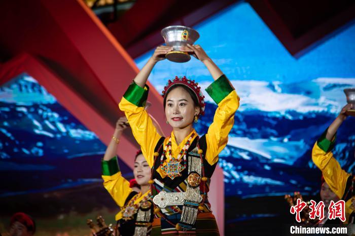 圖為文藝表演現(xiàn)場?！〉┰龈峦?攝