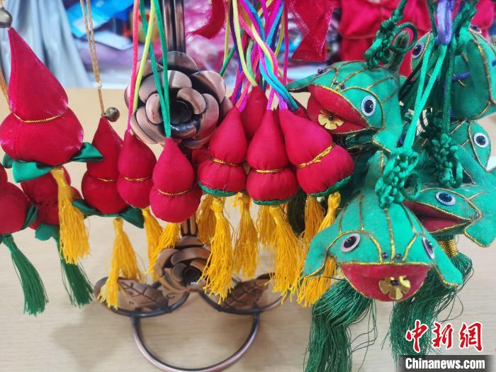 圖為勝芳古鎮(zhèn)的各種布藝葫蘆，諧音取“福祿”寓意，深受游客喜愛?！⌒蟻喣?攝