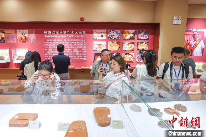 媒體記者賞非遺?！∥淇〗?攝