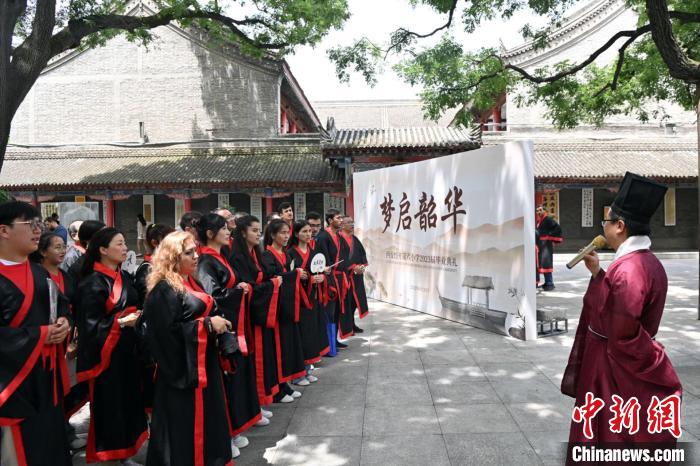 圖為主禮官給參與研學(xué)的學(xué)生介紹漢服及相關(guān)禮儀制度?！【琶赖┰?攝