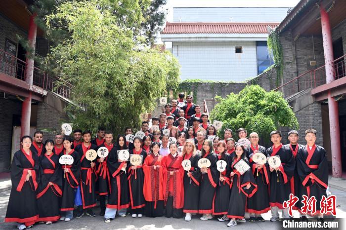 圖為參與研學(xué)的學(xué)生們?cè)陉P(guān)中書院合影留念?！【琶赖┰?攝