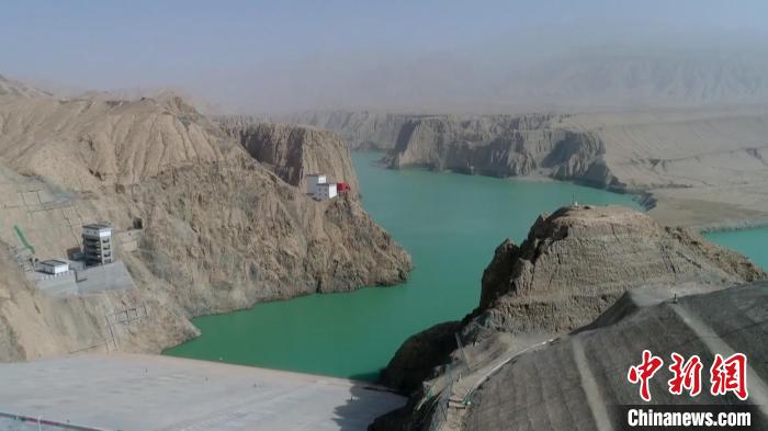 新疆車爾臣河大石門水利樞紐首次泄洪排沙