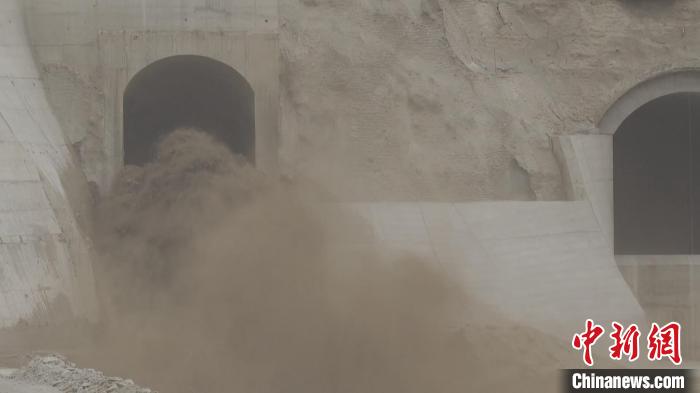 隨著閘門緩緩開啟，滾滾河水從大石門水庫傾瀉而下?！?阿曼江·阿力甫 攝