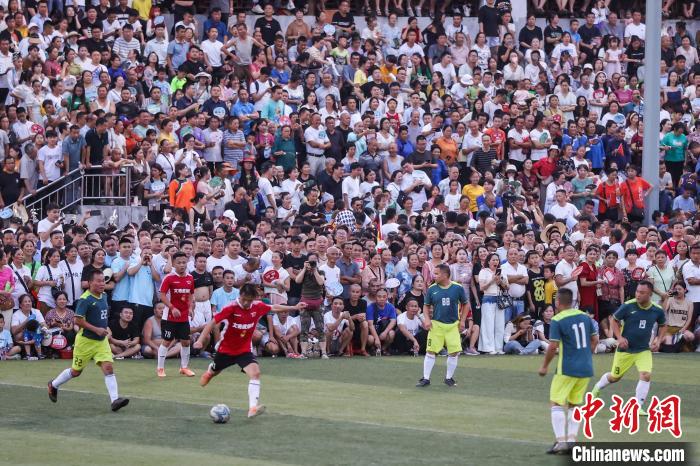 圖為貴州“村超”比賽現(xiàn)場?！■暮陚?攝