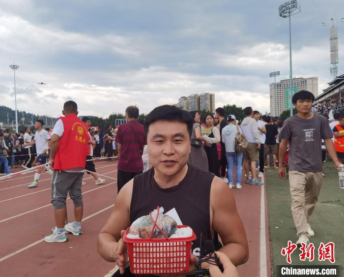 圖為在貴州“村超”現(xiàn)場的內(nèi)蒙古輪椅舞者狄文科。　周燕玲 攝