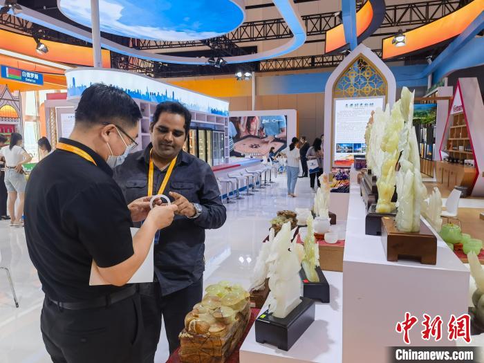 圖為現(xiàn)代商貿(mào)物流與跨境貿(mào)易新業(yè)態(tài)產(chǎn)業(yè)鏈展上，一名巴基斯坦客商正在推介當?shù)厣唐?。　宋敏?攝