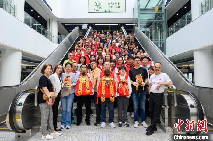 臺胞們期望媽祖能保佑兩岸同胞出入平安、軌交運(yùn)行順利?！±ド绞信_辦供圖