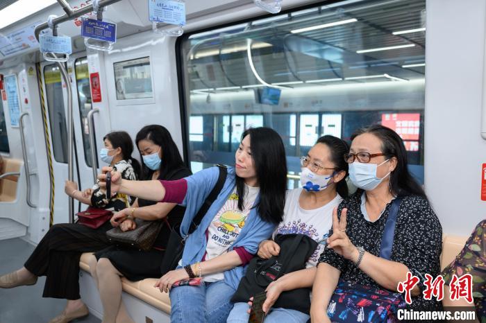臺胞們試乘軌交，感受“第二故鄉(xiāng)”的快速發(fā)展?！±ド绞信_辦供圖