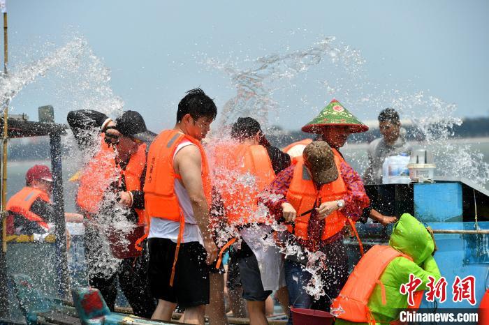 圖為兩岸民眾海上潑水慶端午?！蚊?攝