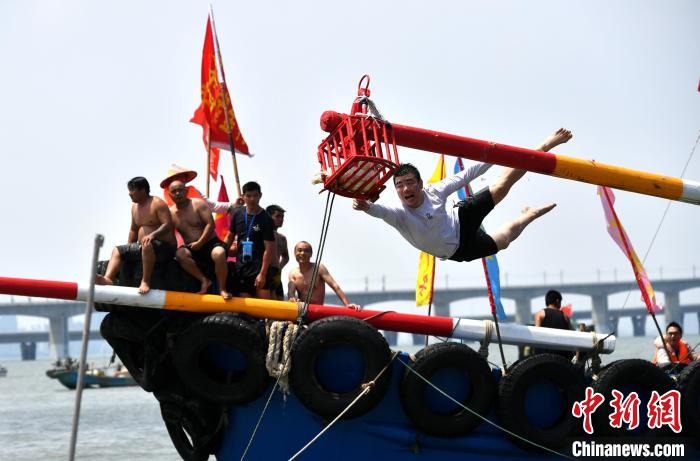 圖為海上捉鴨?！蚊?攝