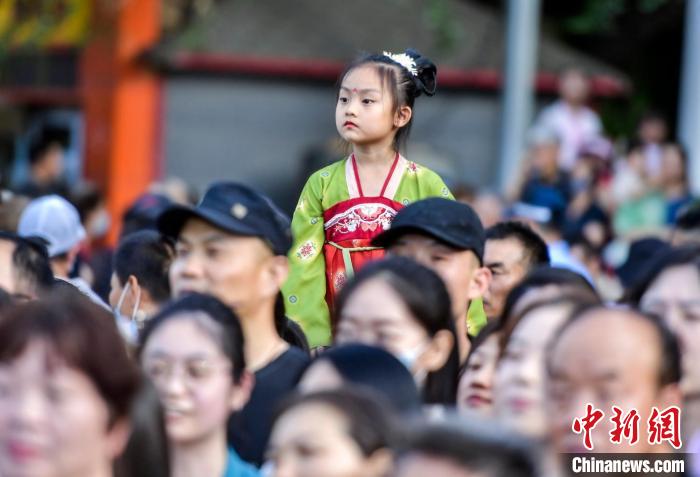 烏魯木齊上演“霓裳華服·穿越絲路”國(guó)風(fēng)大秀