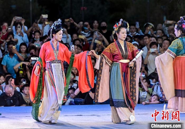 整劇以各朝代傳統(tǒng)服飾為秀場(chǎng)，以雍容華貴的盛世唐舞為舞臺(tái)，感受中華民族傳統(tǒng)服飾魅力?！⑿?　攝