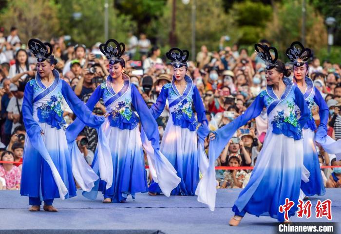 “霓裳華服·穿越絲路”國(guó)風(fēng)大秀在新疆烏魯木齊市人民公園華麗上演。　劉新 　攝