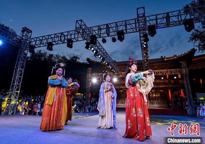 展示從秦漢時(shí)期到明朝時(shí)期，中華傳統(tǒng)妝容、服飾體系的演變過程及時(shí)代特征?！⑿?　攝