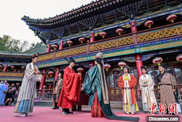 “漢服為媒·鳳冠霞帔”明制婚禮?！⑿?　攝