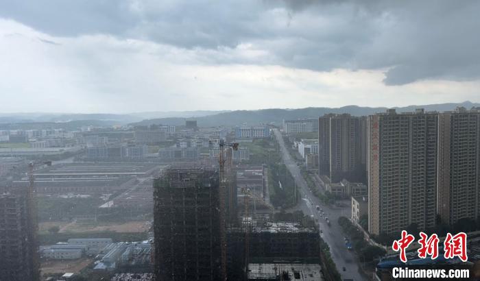 22日，南寧市下起“龍舟水”強(qiáng)降雨，近處電閃雷鳴烏云密布，遠(yuǎn)處晴天依舊?！⊥跻哉?攝