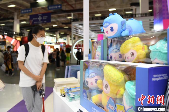 杭州亞運會吉祥物吸引參觀者?！⊥鮿?攝