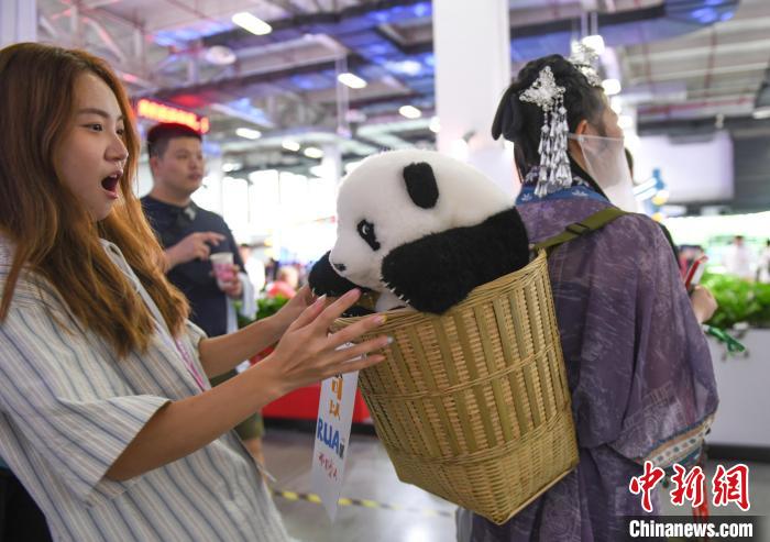 參觀者被熊貓動漫產(chǎn)品吸引。　王剛 攝