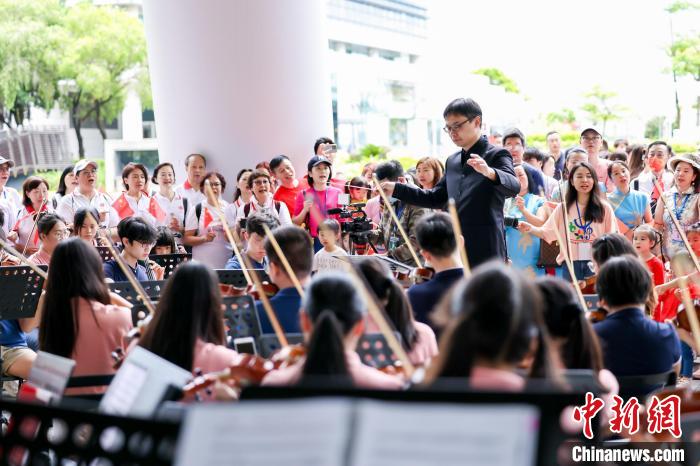 合唱團(tuán)演奏樂曲?！≈鬓k方 攝