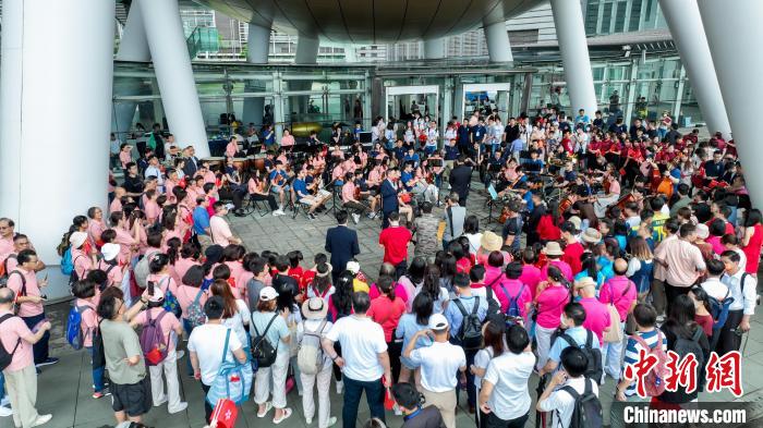 快閃音樂會(huì)現(xiàn)場?！≈鬓k方 攝