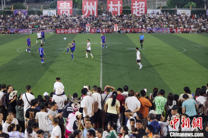 圖為青海省果洛藏族自治州格薩爾王足球隊(duì)(藍(lán)衣)和榕江縣“村超”聯(lián)隊(duì)進(jìn)行友誼賽?！■暮陚?攝