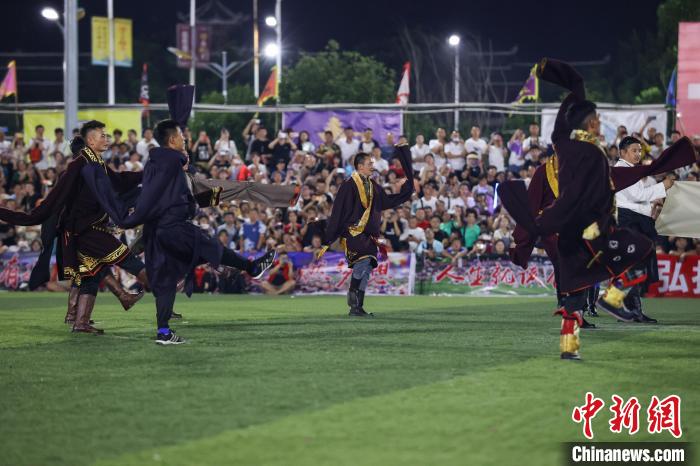 圖為青海省果洛藏族自治州格薩爾王足球隊(duì)帶來鍋莊表演?！■暮陚?攝